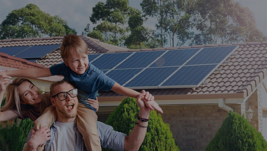 Familia feliz con Paneles solares