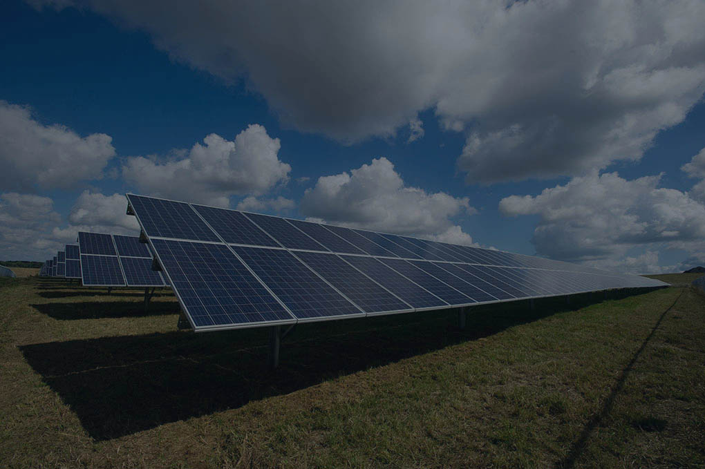 paneles solares con cielo de fondo