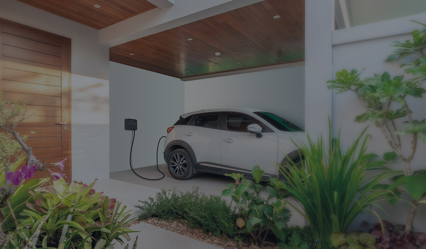 Coche electrico cargandose con energía solar
